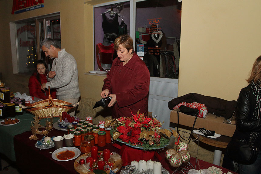 Bibinje: Božićni sajam na Trgu Franje Tuđmana Bibinje: Božićni sajam na Trgu Franje Tuđmana