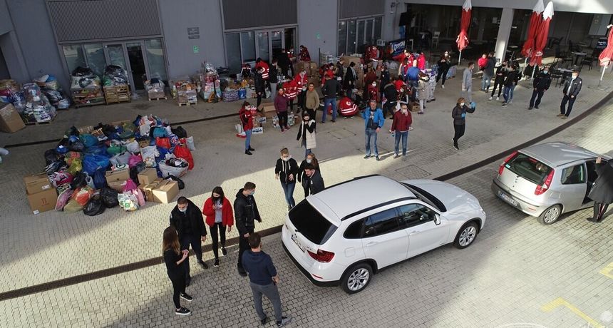 Zadrani u velikom broju skupljaju pomoć za stradale u potresu, najpotrebniji dječja hrana i higijenske potrepštine Zadrani u velikom broju skupljaju pomoć za stradale u potresu, najpotrebniji dječja hrana i higijenske potrepštine
