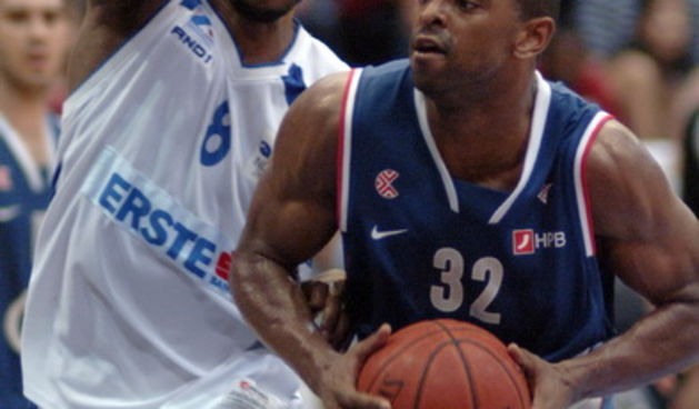 Zagreb, 260509.
Kosarkaska dvorana Drazen Petrovic.
A-1 liga za prvaka, prva utakmica finala doigravanja izmedju Cibone i Zadra.
Na slici: Alan Anderson i Julius Johnson.
Foto: Drago Sopta / CROPIX