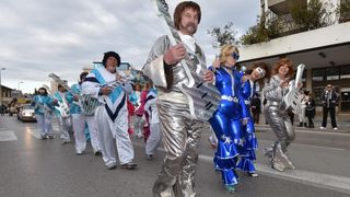 Karnevalska povorka okupila se na parkiralistu kod ‘Ljepotice’ a potom je krenula prema sredisnjem gradskom Trgu. Photo: Dino Stanin/PIXSELL