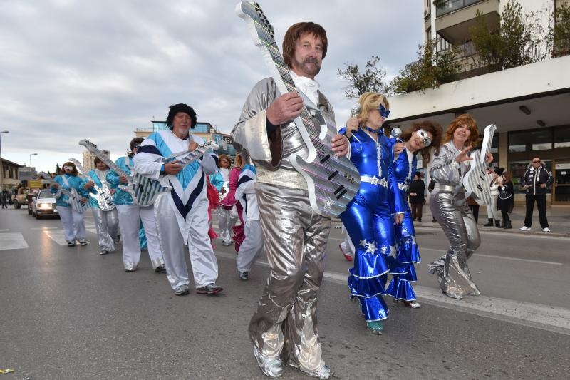Karnevalska povorka okupila se na parkiralistu kod ‘Ljepotice’ a potom je krenula prema sredisnjem gradskom Trgu. Photo: Dino Stanin/PIXSELL