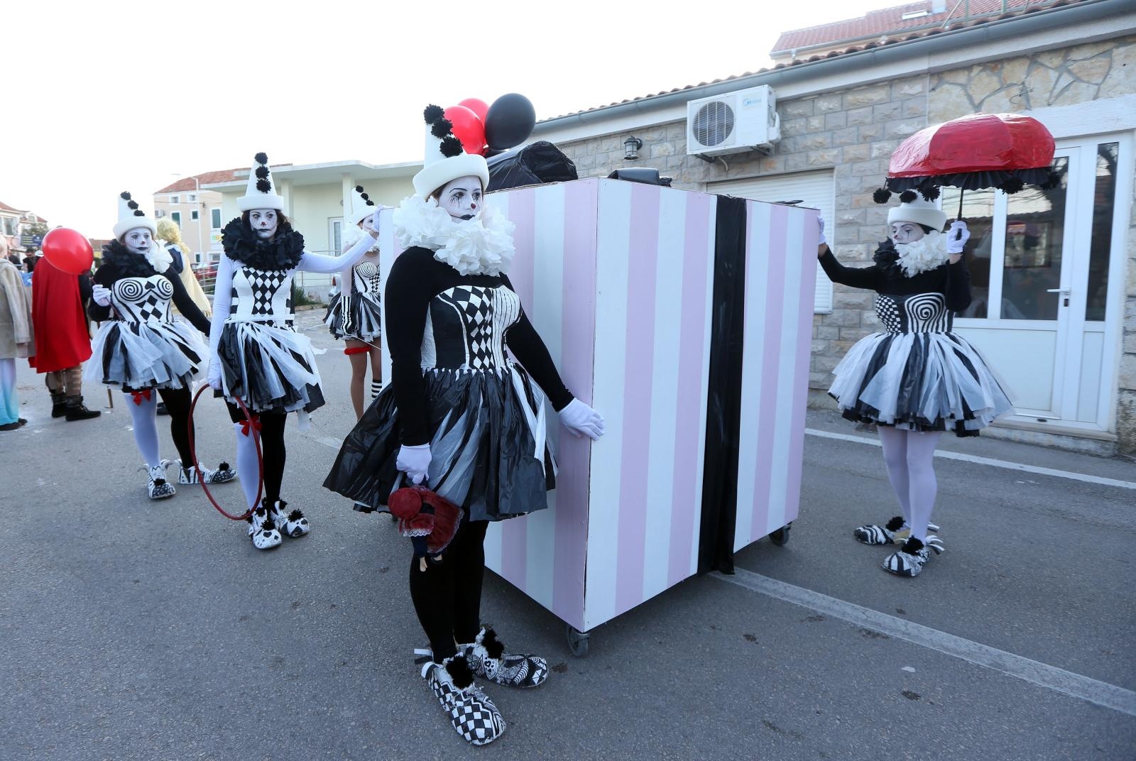 Murter: Maškarana povorka Velike Bake