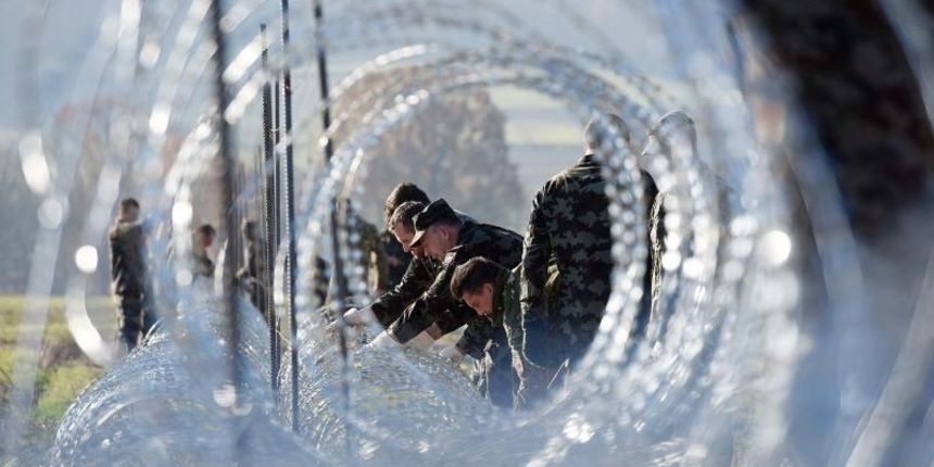 Slovenska vojska postavlja ogradu od bodljikave zice na granicnom prijelazu Gibina. Photo: Vjeran Zganec Rogulja/PIXSELL