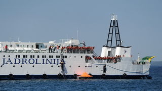 Zadar, 190413.
Pokazno-edukacijska vjezba spasavanja na moru “More i sigurnost” na moru ispred Morskih orgulja; sudjelovalo je 14 institucija (policija, vatrogasci, Crveni kriz, hitna pomoc, ronilacki klubovi…). Simuliran je pozar na Jadrolinijinom traj
