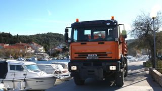 Kamioni puni snijega iz Like stigli u Veli Iž za skijašku utrku “Iška kraljica” Kamioni puni snijega iz Like stigli u Veli Iž za skijašku utrku “Iška kraljica”