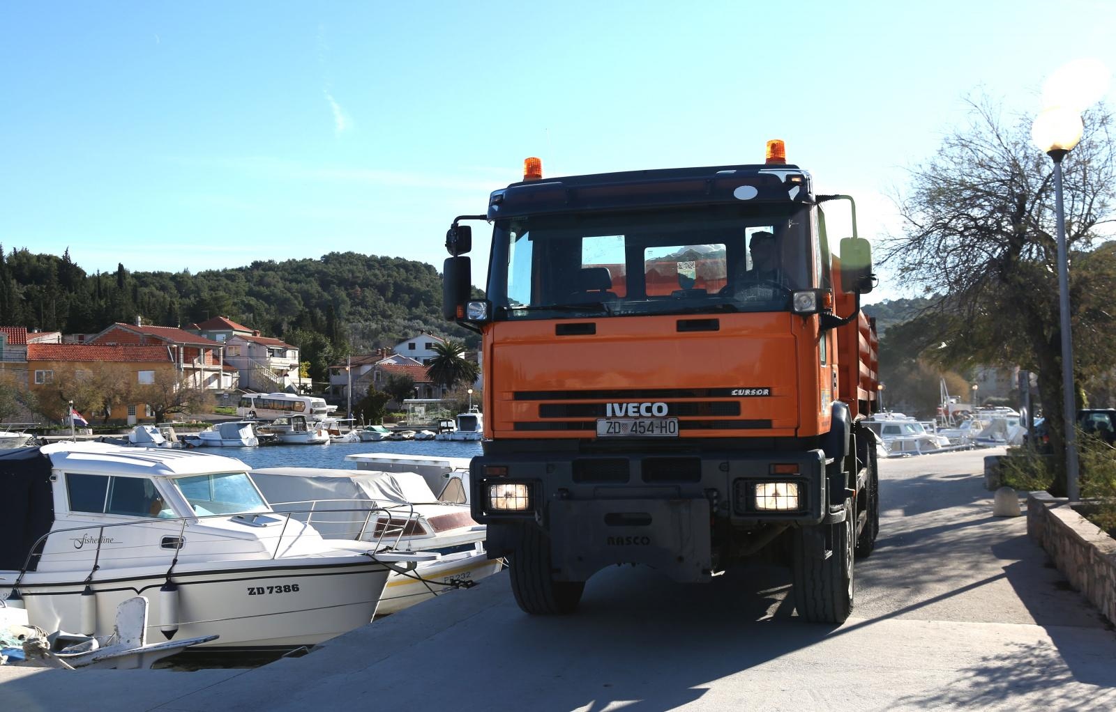 Kamioni puni snijega iz Like stigli u Veli Iž za skijašku utrku “Iška kraljica” Kamioni puni snijega iz Like stigli u Veli Iž za skijašku utrku “Iška kraljica”