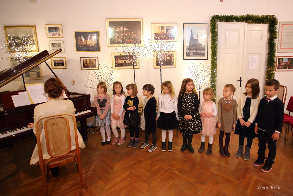 Božićni koncert male škole glazbe “Arete” Božićni koncert male škole glazbe “Arete”