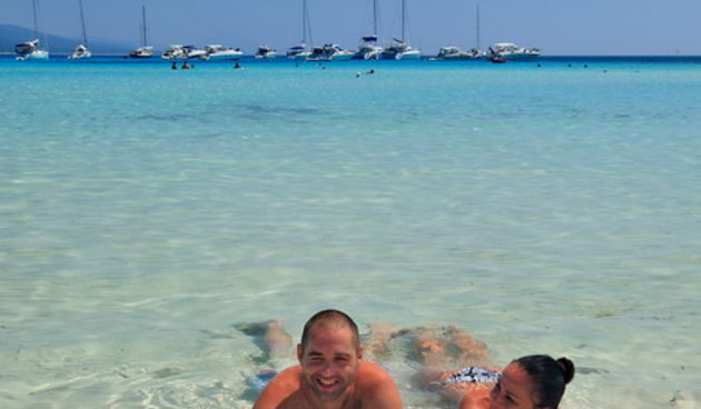 Dugi otok, 260609.
Dugi otok je jedva 1,5 sat udaljen od Zadra, jedan je od skrivenih Jadransih bisera. Sa raznolikom prirodom i plazama, cistim morem, on je namjenjen gostima koji vise cijene prirodu od zabave.
Na slici: jugoistocni dio Dugog otoka i naj