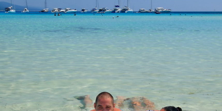 Dugi otok, 260609.
Dugi otok je jedva 1,5 sat udaljen od Zadra, jedan je od skrivenih Jadransih bisera. Sa raznolikom prirodom i plazama, cistim morem, on je namjenjen gostima koji vise cijene prirodu od zabave.
Na slici: jugoistocni dio Dugog otoka i naj Dugi otok, 260609.
Dugi otok je jedva 1,5 sat udaljen od Zadra, jedan je od skrivenih Jadransih bisera. Sa raznolikom prirodom i plazama, cistim morem, on je namjenjen gostima koji vise cijene prirodu od zabave.
Na slici: jugoistocni dio Dugog otoka i naj