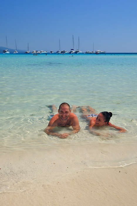 Dugi otok, 260609.
Dugi otok je jedva 1,5 sat udaljen od Zadra, jedan je od skrivenih Jadransih bisera. Sa raznolikom prirodom i plazama, cistim morem, on je namjenjen gostima koji vise cijene prirodu od zabave.
Na slici: jugoistocni dio Dugog otoka i naj