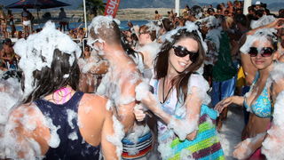 Zrce, Novalja 290710.
Aquarius pjena party srpanj 2010. – Jedan od zastitnih znakova Aquariusa na Zrcu je pjena party. Svakog dana na after beach partyjima on starta u 17.00 te se ponovi jos nekoliko puta. Ove godine Aquarius ima i dodatni top koji baca p Zrce, Novalja 290710.
Aquarius pjena party srpanj 2010. – Jedan od zastitnih znakova Aquariusa na Zrcu je pjena party. Svakog dana na after beach partyjima on starta u 17.00 te se ponovi jos nekoliko puta. Ove godine Aquarius ima i dodatni top koji baca p