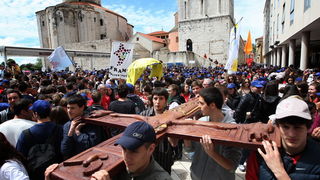 Zadar, 080510.
Zadar je domacin Susreta katolicke mladezi 2010. Susret ce trajati dva dana a u njemu ce sudjelovati preko 30.000 mladih iz Hrvatske i svjeta. 
Na slici: procesija s krizem od centra grada do sprtskog centra Visnjik gdje ce se sluziti misa.