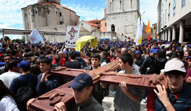 Zadar, 080510.
Zadar je domacin Susreta katolicke mladezi 2010. Susret ce trajati dva dana a u njemu ce sudjelovati preko 30.000 mladih iz Hrvatske i svjeta. 
Na slici: procesija s krizem od centra grada do sprtskog centra Visnjik gdje ce se sluziti misa.