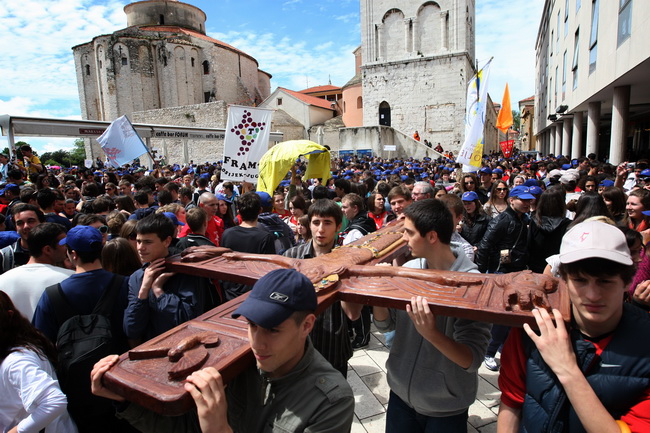 Zadar, 080510.
Zadar je domacin Susreta katolicke mladezi 2010. Susret ce trajati dva dana a u njemu ce sudjelovati preko 30.000 mladih iz Hrvatske i svjeta. 
Na slici: procesija s krizem od centra grada do sprtskog centra Visnjik gdje ce se sluziti misa.
