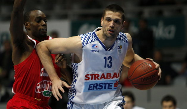 Zadar, 300310. Dvorana Kresimira Cosica. Kosarkaska utakmica izmedju KK Zadar – KK Cedevita. Na slici: igrac Zadra (bijeli) Tomislav Ruzic.Foto: Jure Miskovic / CROPIX