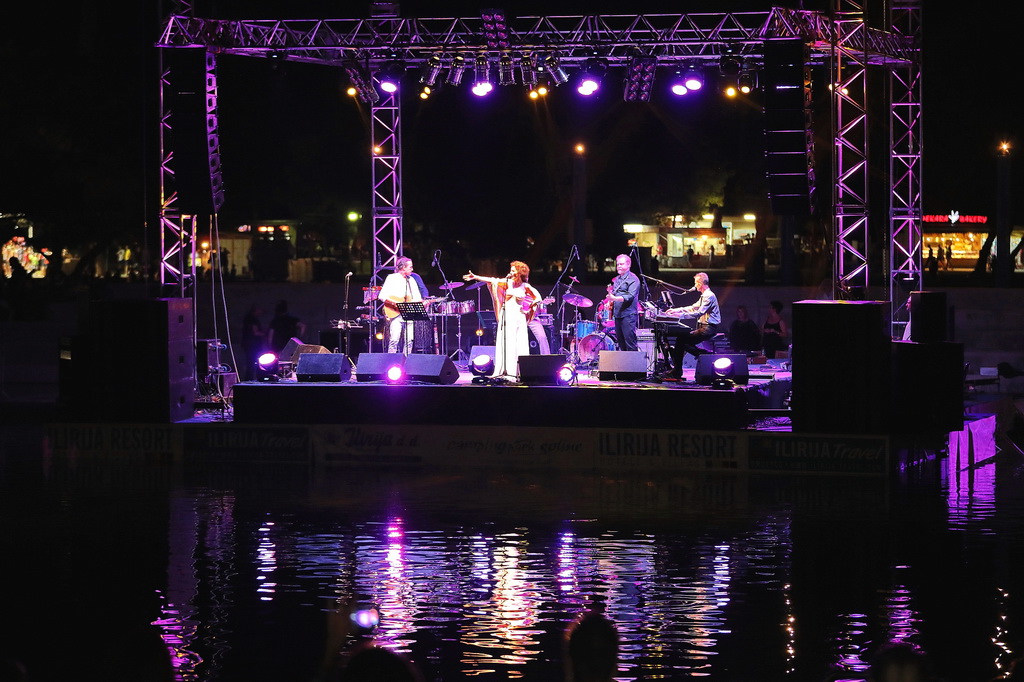 Čudesna Doris Dragović oduševila u Biogradu na Moru Čudesna Doris Dragović oduševila u Biogradu na Moru