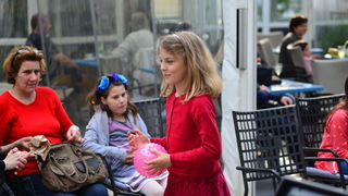 Kazališna udruga “Igrajmo se” predstavila je dramsku igru “Coffee to go” u atriju Gradske knjižnice Zadar