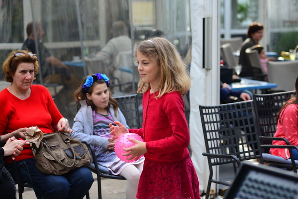 Kazališna udruga “Igrajmo se” predstavila je dramsku igru “Coffee to go” u atriju Gradske knjižnice Zadar