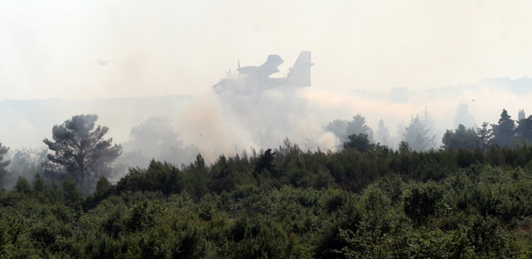 Zadar, 240809.
Veliki pozar kod Smokovica i Zemunika pokraj Zadra gase cetiri kanadera i dva air traktora. Gori nisko raslinje, a vatra je zaprijetila vojnoj pisti. Vjetar otezava gasenje.
Foto: Branislav Grgurovic / CROPIX Zadar, 240809.
Veliki pozar kod Smokovica i Zemunika pokraj Zadra gase cetiri kanadera i dva air traktora. Gori nisko raslinje, a vatra je zaprijetila vojnoj pisti. Vjetar otezava gasenje.
Foto: Branislav Grgurovic / CROPIX