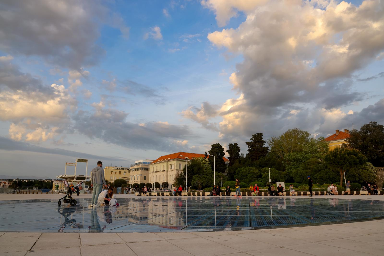 Zadar: Turisti uživaju u zalasku sunca