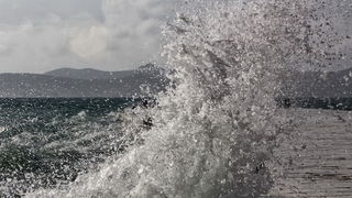 Olujno jugo na zadarskoj rivi 5. studenog 2014. Foto: Roberto Lerga Olujno jugo na zadarskoj rivi 5. studenog 2014. Foto: Roberto Lerga