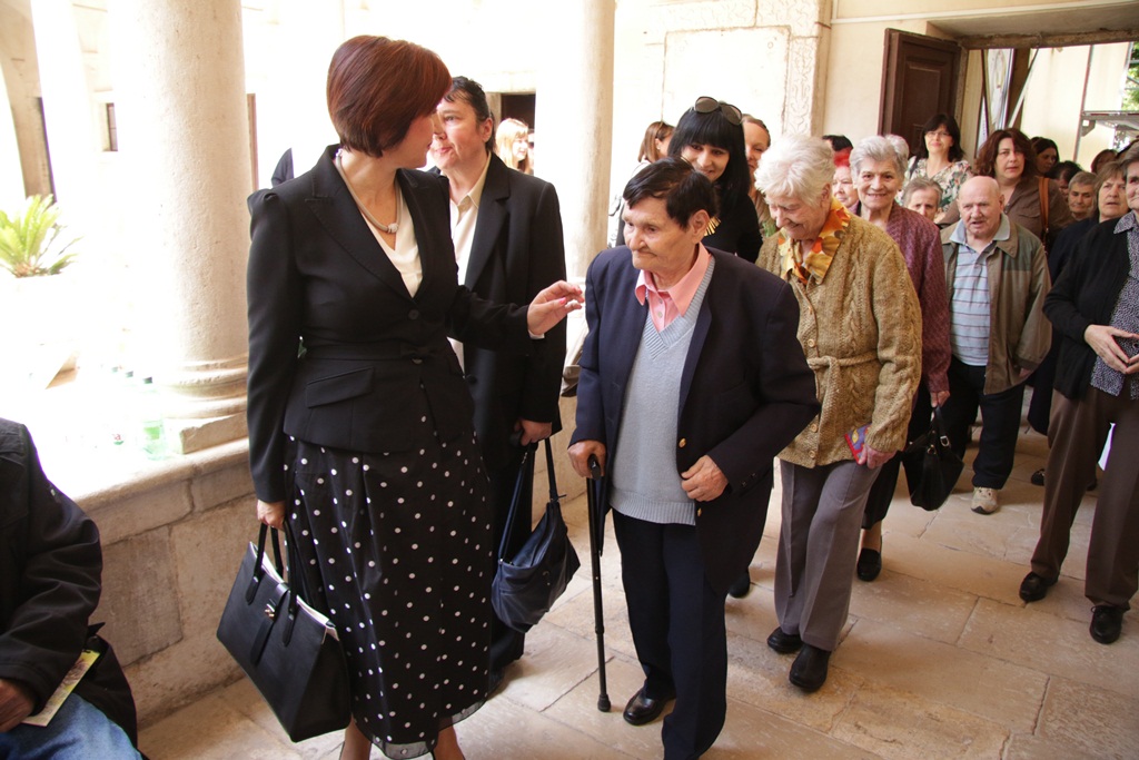 Izložba nosi naziv “Približavanje – stih i slika”, a otvara se u klaustru samostana Sv. Frane. Izložba nosi naziv “Približavanje – stih i slika”, a otvara se u klaustru samostana Sv. Frane.