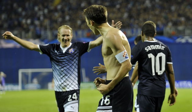 Zagreb, 220812.Maksimirski stadion.Kvalifikacijska nogometna utakmica za ulazak u Uefinu Ligu Prvaka izmedju Hrvatskog prvaka GNK Dinamo i Slovenskog Maribora.Na slici: slavlje gol Milan Badelj.Foto: Damir Krajac / CROPIX