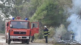 Veliki požar kod Ražanca uz vatrogasce gasili kanader i air tractor