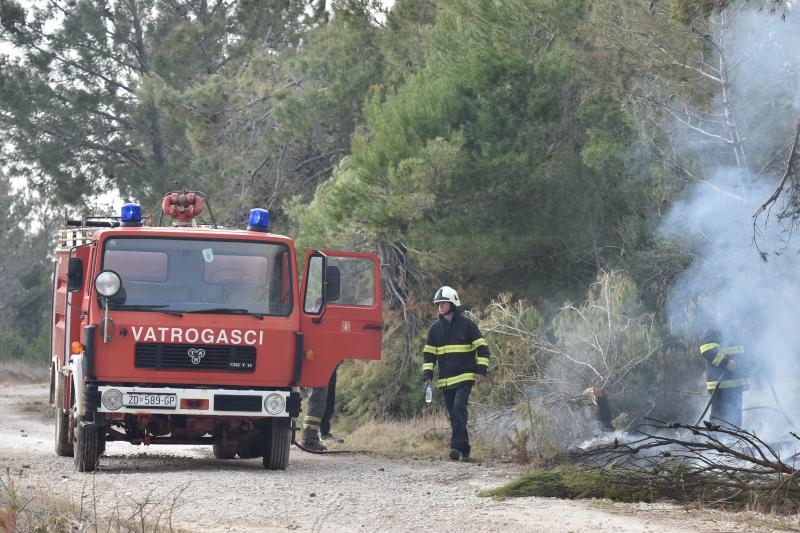 Veliki požar kod Ražanca uz vatrogasce gasili kanader i air tractor