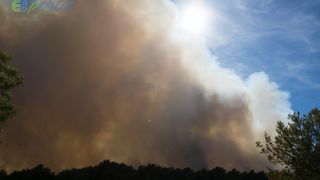 Zemaljske i zračne vatrogasne snage gase veliki šumski požar kod Crvene luke. Foto: Franjo Jurić/eBiograd Zemaljske i zračne vatrogasne snage gase veliki šumski požar kod Crvene luke. Foto: Franjo Jurić/eBiograd