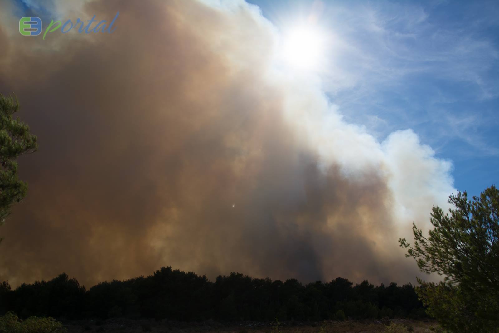 Zemaljske i zračne vatrogasne snage gase veliki šumski požar kod Crvene luke. Foto: Franjo Jurić/eBiograd Zemaljske i zračne vatrogasne snage gase veliki šumski požar kod Crvene luke. Foto: Franjo Jurić/eBiograd