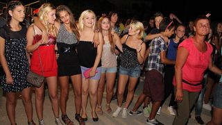 Na Stanovima se Kraljica mira slavi već preko 20 godina, a sinoćnjim misnim slavljem, procesijom i kasnije koncertom na školskom igralištu Stanarci su proslavili još jednu feštu. Koncert su održali grupa Dalmatico i Ivica Sikirić Ićo, foto: I. Perinčić Na Stanovima se Kraljica mira slavi već preko 20 godina, a sinoćnjim misnim slavljem, procesijom i kasnije koncertom na školskom igralištu Stanarci su proslavili još jednu feštu. Koncert su održali grupa Dalmatico i Ivica Sikirić Ićo, foto: I. Perinčić