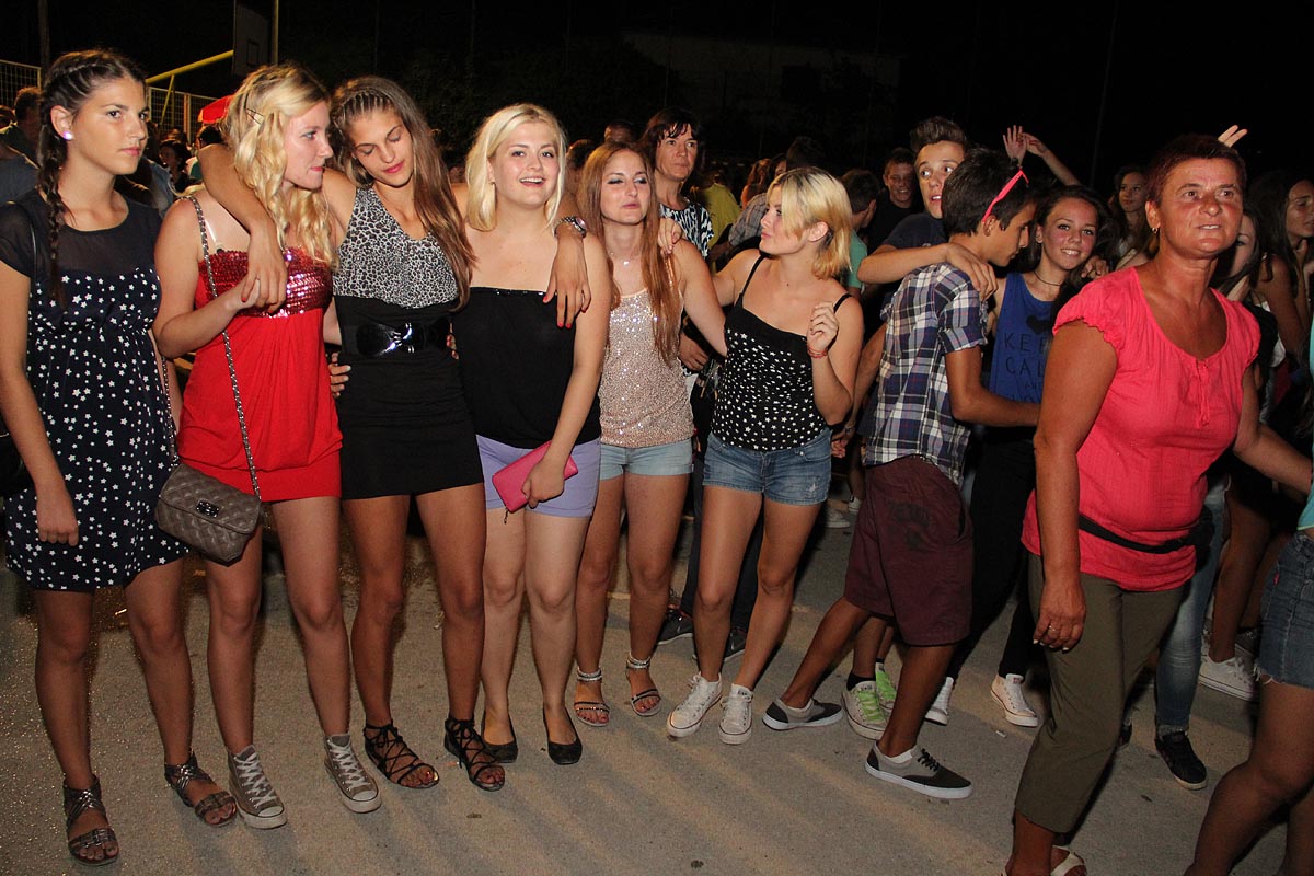 Na Stanovima se Kraljica mira slavi već preko 20 godina, a sinoćnjim misnim slavljem, procesijom i kasnije koncertom na školskom igralištu Stanarci su proslavili još jednu feštu. Koncert su održali grupa Dalmatico i Ivica Sikirić Ićo, foto: I. Perinčić Na Stanovima se Kraljica mira slavi već preko 20 godina, a sinoćnjim misnim slavljem, procesijom i kasnije koncertom na školskom igralištu Stanarci su proslavili još jednu feštu. Koncert su održali grupa Dalmatico i Ivica Sikirić Ićo, foto: I. Perinčić