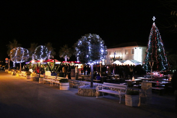 Paljenjem prve adventske svijeće i prigodnim zabavnim programom započela manifestacija Advent na otoku Viru