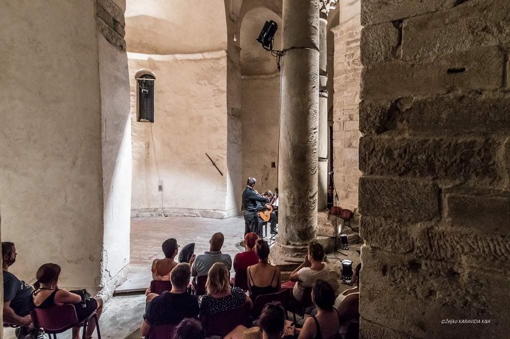 Violinist Martin Draušnik i gitarist Krešimir Bedek u Sv. Donatu izveli program “Paganini i gitara” Violinist Martin Draušnik i gitarist Krešimir Bedek u Sv. Donatu izveli program “Paganini i gitara”