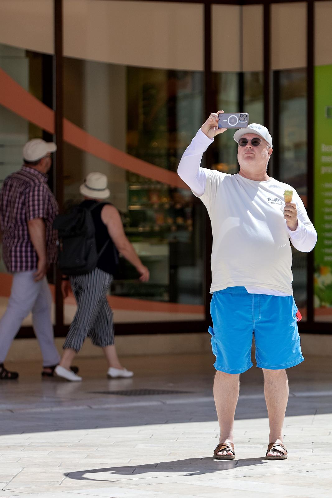 Sunčana nedjelja: Domaći i turisti na ulicama grada Sunčana nedjelja: Domaći i turisti na ulicama grada