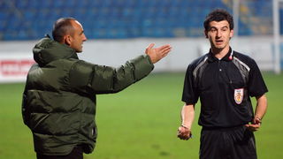 Zadar, 071109.
Nogomet, T- Com 1. HNL susret 14. kola Zadar – Varteks.
Na fotografiji: trener Vrteksa Nenad Besek prigovara sudcu.
Foto: Andrija Lucic / CROPIX