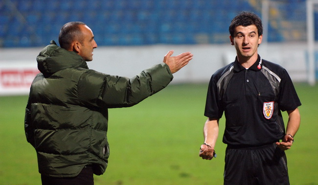 Zadar, 071109.
Nogomet, T- Com 1. HNL susret 14. kola Zadar – Varteks.
Na fotografiji: trener Vrteksa Nenad Besek prigovara sudcu.
Foto: Andrija Lucic / CROPIX