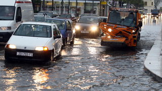 Zadar, 261110.
Oko 13 sati na grad Zadar srucilo se grmljavinsko nevrijeme praceno jakom kisom i tucom, te stvorilo probleme u prometu.
Na fotografiji: kisa na relji.
Foto: Vladimir Ivanov / CROPIX