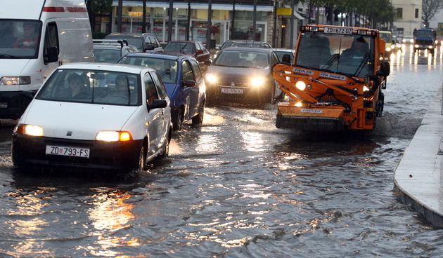 Zadar, 261110.
Oko 13 sati na grad Zadar srucilo se grmljavinsko nevrijeme praceno jakom kisom i tucom, te stvorilo probleme u prometu.
Na fotografiji: kisa na relji.
Foto: Vladimir Ivanov / CROPIX
