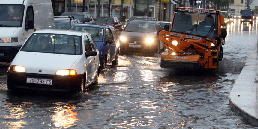 Zadar, 261110.
Oko 13 sati na grad Zadar srucilo se grmljavinsko nevrijeme praceno jakom kisom i tucom, te stvorilo probleme u prometu.
Na fotografiji: kisa na relji.
Foto: Vladimir Ivanov / CROPIX