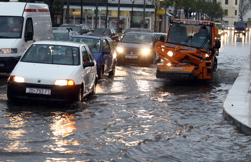Zadar, 261110.
Oko 13 sati na grad Zadar srucilo se grmljavinsko nevrijeme praceno jakom kisom i tucom, te stvorilo probleme u prometu.
Na fotografiji: kisa na relji.
Foto: Vladimir Ivanov / CROPIX