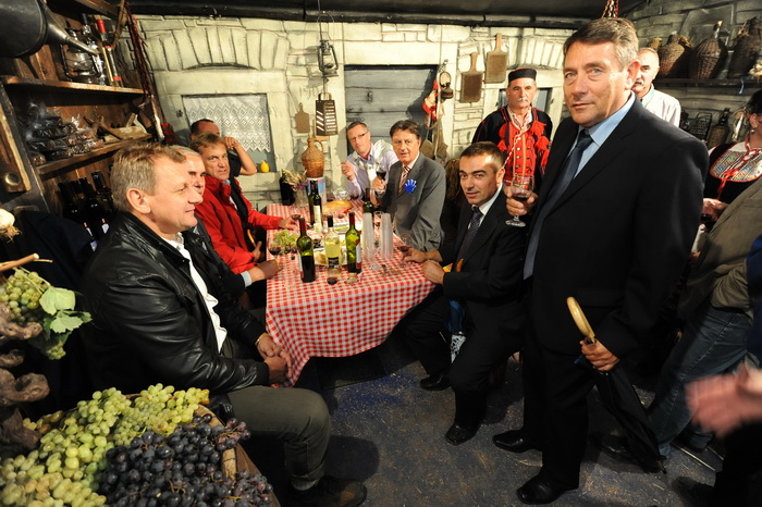 Biograd,130912.
Otvorenje 59. svjetskog prvenstva u oranju koje se odrzava u Jankolovici pokraj Biograda od 13.-15.09.2012.
Na fotografiji: stand Benkovca; Bozidar Kalmeta, Zeljko Baradic, Ivan Knez(gradonacelnik Biograda), Branko Kutija(gradonacelnik Ben Biograd,130912.
Otvorenje 59. svjetskog prvenstva u oranju koje se odrzava u Jankolovici pokraj Biograda od 13.-15.09.2012.
Na fotografiji: stand Benkovca; Bozidar Kalmeta, Zeljko Baradic, Ivan Knez(gradonacelnik Biograda), Branko Kutija(gradonacelnik Ben