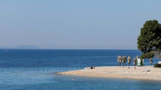 Prvi kupači na zadarskoj plaži Kolovare