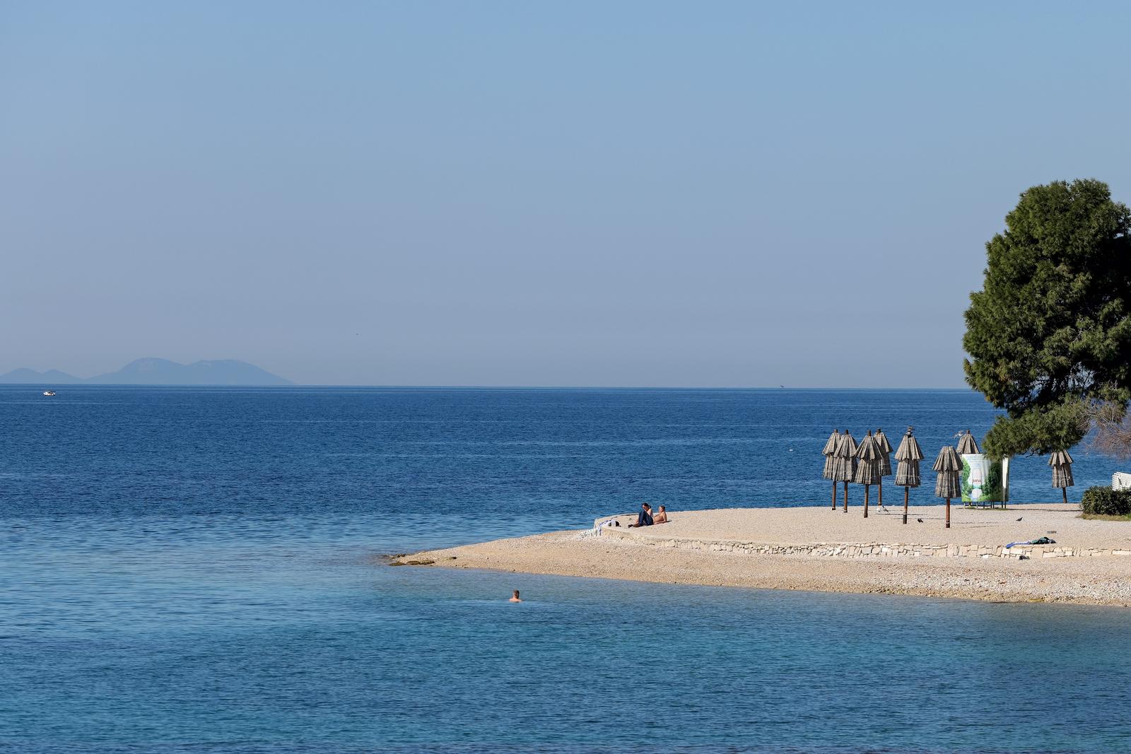 Prvi kupači na zadarskoj plaži Kolovare