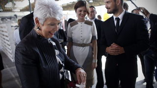 Zagreb, 300911.
Sajam mode Fashion.hr, koji je na Zagrebackom velesajmu okupio 90 izlagaca iz Hrvatske i 29 iz regije, otvorila je predsjednica Vlade RH Jadranka Kosor. 
Na slici: premijerka Kosor razgledava sajam.
Foto: Dragan Matic / Cropix