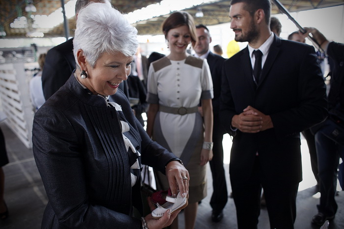 Zagreb, 300911.
Sajam mode Fashion.hr, koji je na Zagrebackom velesajmu okupio 90 izlagaca iz Hrvatske i 29 iz regije, otvorila je predsjednica Vlade RH Jadranka Kosor. 
Na slici: premijerka Kosor razgledava sajam.
Foto: Dragan Matic / Cropix