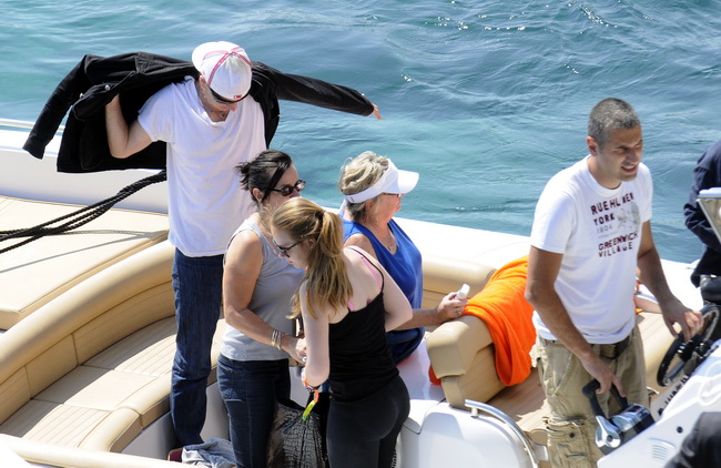 Dubrovnik, 050710.
U Dubrovnik je danas dosao John McEnroe, poznati tenisac koji ce sa Goran Ivanisevicem 08.07.10. odigrati revijalni humanitarni mec za Dubrovacku opcu bolnicu. Mec ce se odigrati na Stradunu ispred Knezeva dvora. John McEnroe stigao je Dubrovnik, 050710.
U Dubrovnik je danas dosao John McEnroe, poznati tenisac koji ce sa Goran Ivanisevicem 08.07.10. odigrati revijalni humanitarni mec za Dubrovacku opcu bolnicu. Mec ce se odigrati na Stradunu ispred Knezeva dvora. John McEnroe stigao je