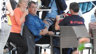 Pierce Brosnan prije isplovljavanja popio kavu i fotografirao se s obožavateljicom Pierce Brosnan prije isplovljavanja popio kavu i fotografirao se s obožavateljicom