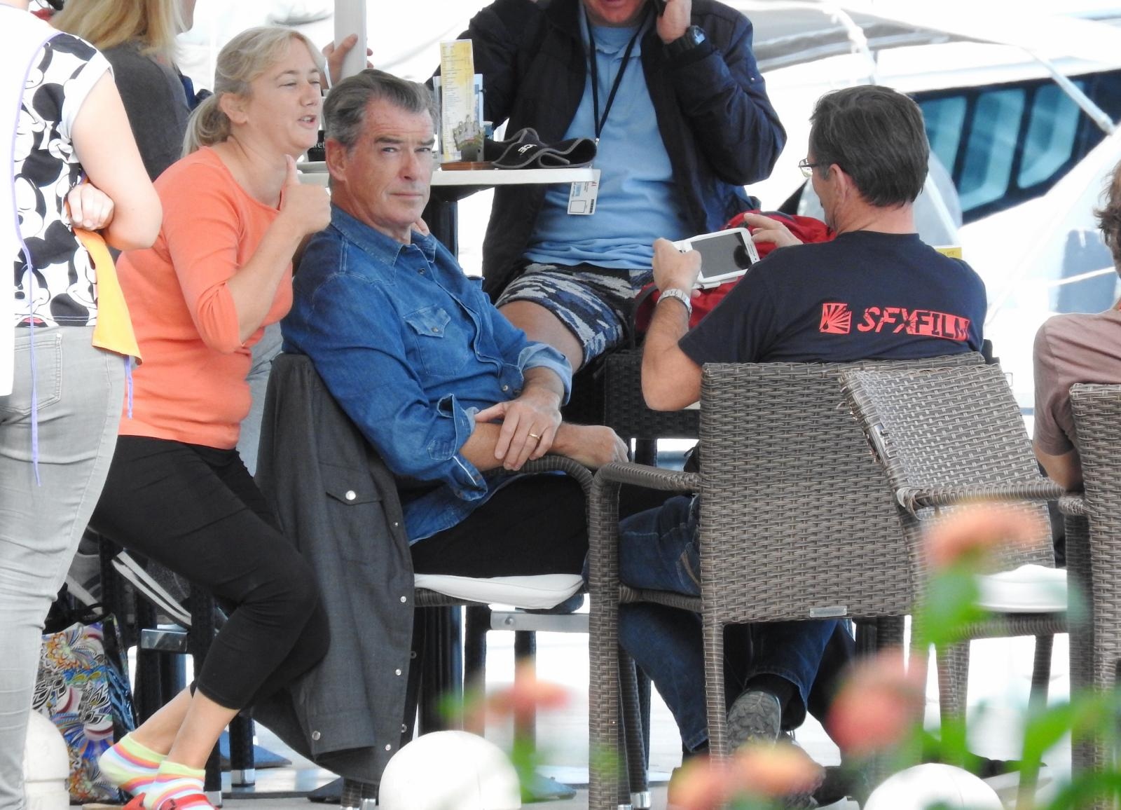 Pierce Brosnan prije isplovljavanja popio kavu i fotografirao se s obožavateljicom Pierce Brosnan prije isplovljavanja popio kavu i fotografirao se s obožavateljicom